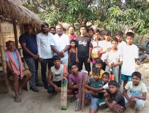 जगरनाथपुरमा किशोरहरूलाई क्रिकेट सामग्री सहयोग