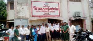 शान्तिपूर्ण आन्दोलन जारी: छिपहरमाई गाउँपालिका कार्यालय अगाडि करार कर्मचारीहरूको तेस्रो दिनको धर्ना।